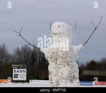 Portadown, County Armagh, Nordirland. 09. Dezember 2017. UK Wetter liegenden Schnee und Kaelte Wetter hat zu der Verschiebung der viele Sportveranstaltungen über Nordirland heute geführt. Schnee liegt auf Kammern Park, der Heimat von Portadown RFC. Quelle: David Hunter/Alamy Leben Nachrichten. Stockfoto