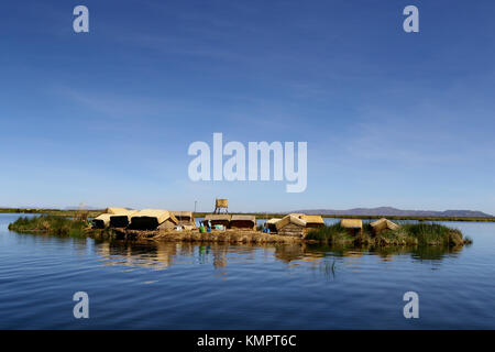 Uros Titino (Peru), 19. November 2015; Landschaft auf schwimmenden Inseln der Uros Titino am Titicacasee. Credit: Sebastien Lapeyrere/Alamy Leben Nachrichten. Stockfoto