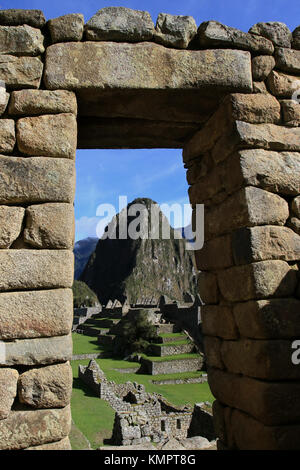 Machu Picchu (Peru), 23. November 2015; Machu Picchu Ausgrabungsstätte. Die Ruinen der Inka Zitadelle aus dem 15. Jahrhundert liegt bei 2340 m Höhe auf einer schmalen felsigen Bergrücken oberhalb des Urubamba Flusses. Aus administrativen, politischen und religiösen Zentrum an landwirtschaftlichen Terrassen, Sternwarte, Tempeln und religiösen Gebäuden, Industrie Workshops sie von den Inka König Pachacoetec Credit: Sebastien Lapeyrere/Alamy Live Nachrichten errichtet wurde, dominiert. Stockfoto