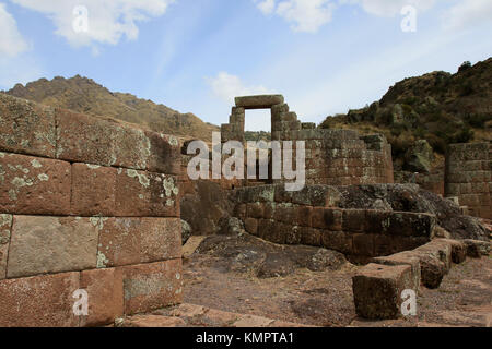 Pisac (Peru), 22. November 2015; Archäologische Stätte Pisac im Heiligen Tal. Pisac Inka war eine Burg auf einem Hügel compound df Terrassen für Kulturpflanzen thront, eine zeremonielle Zentrum "INTIHUATANA" für astronomische Beobachtungen, Tempel, sondern auch der Friedhof oder tausende Löcher in den Felsen hinterlegt wurde Inka Bestattungen. Credit: Sebastien Lapeyrere/Alamy Leben Nachrichten. Stockfoto