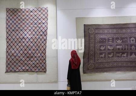 Dhaka, Bangladesch. Dezember 2017. Ein Besucher kommt zu einer Ausstellung über Shitol Pati im Nationalmuseum von Bangladesch. Shital Pati, das Handwerk der Mattenweberei, wird als UNESCO-Weltkulturerbe der Menschheit anerkannt. Kredit: Md Mehedi Hasan/ZUMA Wire/Alamy Live News Stockfoto