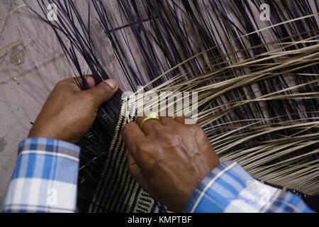 Dhaka, Bangladesch. Dezember 2017. Ein Handwerker demonstriert live, wie man eine Shital Pati (eine traditionelle Matte aus Murta-Pflanzen) in einer Ausstellung über Shitol Pati im Nationalmuseum von Bangladesch herstellt. Kredit: Md Mehedi Hasan/ZUMA Wire/Alamy Live News Stockfoto