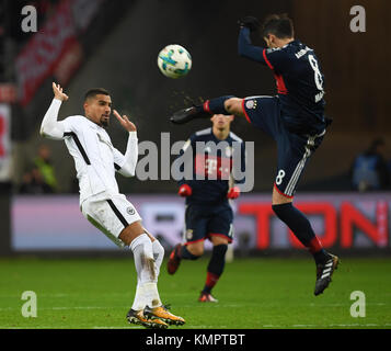 Frankfurt am Main, Deutschland. 9 Dez, 2017. Die Frankfurter Kevin-Prince Boateng (L) und der Münchener Javi Martinez vie für die Kugel während der Deutschen Bundesligaspiel zwischen Eintracht Frankfurt und dem FC Bayern München in der Commerzbank Arena in Frankfurt am Main, 9. Dezember 2017. (EMBARGO BEDINGUNGEN - ACHTUNG: Aufgrund der Akkreditierung Richtlinien, die DFL gestattet nur die Veröffentlichung und Verwertung von bis zu 15 Bildern pro Spiel im Internet und in online Medien während des Spiels.) Credit: Arne Dedert/dpa/Alamy leben Nachrichten Stockfoto