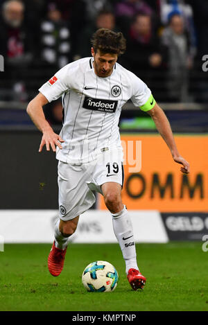 Frankfurt am Main, Deutschland. 9 Dez, 2017. Die Frankfurter David Abraham spielt den Ball während der Deutschen Bundesligaspiel zwischen Eintracht Frankfurt und dem FC Bayern München in der Commerzbank Arena in Frankfurt am Main, 9. Dezember 2017. (EMBARGO BEDINGUNGEN - ACHTUNG: Aufgrund der Akkreditierung Richtlinien, die DFL gestattet nur die Veröffentlichung und Verwertung von bis zu 15 Bildern pro Spiel im Internet und in online Medien während des Spiels.) Credit: Uwe Anspach/dpa/Alamy leben Nachrichten Stockfoto