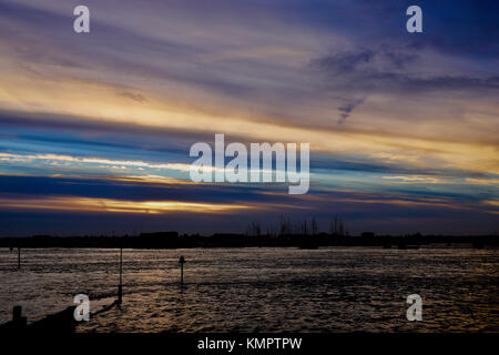 River Deben, Suffolk, Großbritannien. 9. Dezember, 2017. UK Wetter: Sonnenuntergang über dem Fluß Deben am Ende einer eiskalt. Bawdsey, Suffolk. Credit: Angela Chalmers/Alamy leben Nachrichten Stockfoto