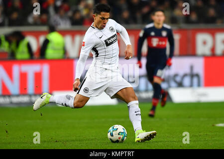 Frankfurt am Main, Deutschland. 9 Dez, 2017. Die Frankfurter Carlos Salcedo spielt den Ball während der Deutschen Bundesligaspiel zwischen Eintracht Frankfurt und dem FC Bayern München in der Commerzbank Arena in Frankfurt am Main, 9. Dezember 2017. (EMBARGO BEDINGUNGEN - ACHTUNG: Aufgrund der Akkreditierung Richtlinien, die DFL gestattet nur die Veröffentlichung und Verwertung von bis zu 15 Bildern pro Spiel im Internet und in online Medien während des Spiels.) Credit: Uwe Anspach/dpa/Alamy leben Nachrichten Stockfoto