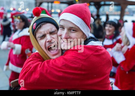 London Bridge, London, UK, 9. Dezember 2017. Zwei Santa Nachtschwärmer genießen Sie Ihren Nachmittag. Hunderte Weihnachtsmänner in fröhliche Stimmung und farbenfrohe Outfits steigen auf die Gegend rund um Rathaus, Bahnhof London Bridge und der Themse auf der südlichen Route der jährlichen Santacon 2017. Die vier Londoner Routen, Süden, Osten, Norden und Familienfreundlich, alle gehen und Kneipentour entlang einer festgelegten Route und später verschmelzen in Central London. Credit: Imageplotter Nachrichten und Sport/Alamy leben Nachrichten Stockfoto