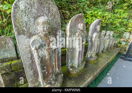 Alte Stein - geschnitzte Statuen im Dunst Jizo-dera Tempel oder Hase - Kannon Tempel. In Kamakura, Präfektur Kanagawa, Japan. Stockfoto