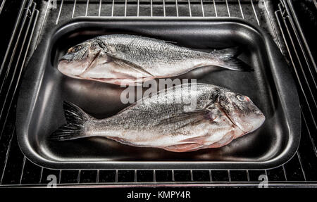 Dorado Fisch kochen im Ofen. Stockfoto