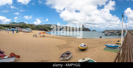 Panoramablick auf Strand und Praia do Porto Santo Antonio Hafen mit den Morro do Pico auf Hintergrund - Fernando de Noronha, Pernambuco, Brasilien Stockfoto