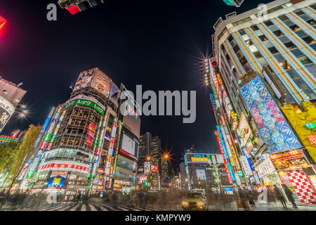 Bunten geschäftigen Straße und Anschlagtafeln. Bewegung verwischt Menschen vorbei an Geschäften rund um Yakusuni Dori, Kabukicho, Shinjuku, Tokyo, Japan Stockfoto