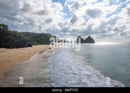 Morro Dois Irmaos und Praia do Americano - Fernando de Noronha, Pernambuco, Brasilien Stockfoto