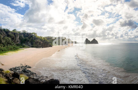 Morro Dois Irmaos und Praia do Americano - Fernando de Noronha, Pernambuco, Brasilien Stockfoto