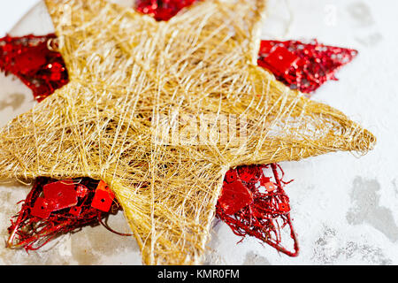 Tradiční české vánoce - vánoční Hvězda/traditionelle tschechische Weihnachten - Goldene und rote stern dekoration Stockfoto