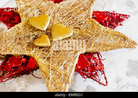 Tradiční české vánoce - vánoční Hvězda/traditionelle tschechische Weihnachten - Goldene und rote stern dekoration Stockfoto