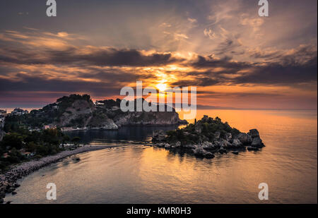 Naturschutzgebiet Isola Bella ist eine kleine Insel, die auch als die "Perle des Mittelmeers", an der Küste von Taormina, Sizilien bekannt. Stockfoto