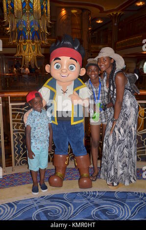 Afro-karibischen Familie Bilder aufnehmen mit Disney Charakter Jake auf der Disney Dream Kreuzfahrtschiff Stockfoto