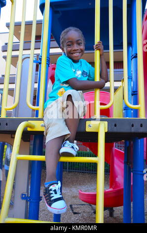 Junge afro-karibische Junge am Park in der Rosen In am Point Resort in Orlando, Florida, USA Stockfoto