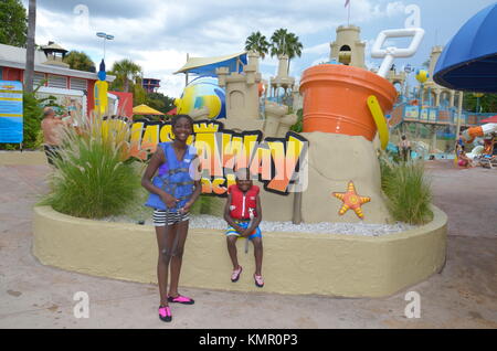 Afro-karibische Kid genießen Wet und Wild Waterpark in Orlando, Florida, USA Stockfoto