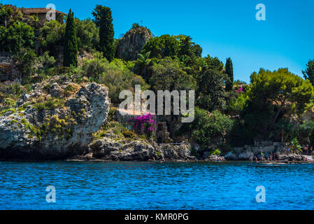 Naturschutzgebiet Isola Bella ist eine kleine Insel, die auch als die "Perle des Mittelmeers", an der Küste von Taormina, Sizilien bekannt. Stockfoto