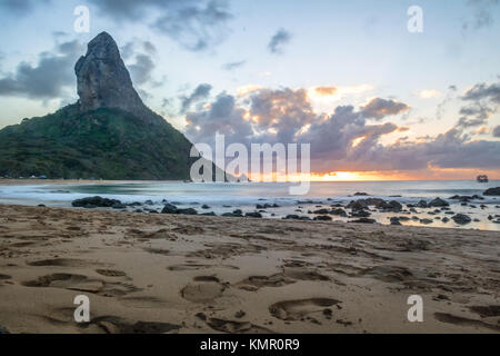 Sonnenuntergang am Praia da conceicao Strand mit Morro do Pico auf Hintergrund - Fernando de Noronha, Pernambuco, Brasilien Stockfoto