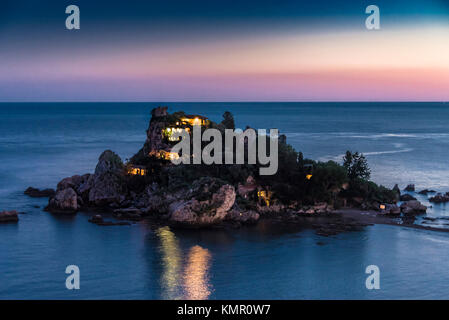 Isola Bella in der Dämmerung - eine kleine Insel, die auch als die "Perle des Mittelmeers", an der Küste von Taormina, Sizilien bekannt. Stockfoto