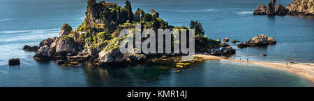 Panoramabild der Isola Bella Naturschutzgebiet - kleine Insel, die von der Unesco erhalten, an der Küste von Taormina, Sizilien. Stockfoto