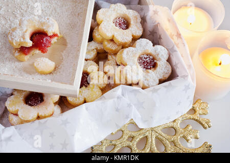 Tradiční české vánoce - vánoční cukroví - linecké pečivo/traditionelle tschechische Weihnachten - Kuchen backen - Linzer Torten Kekse (Linz) mit Marmelade gefüllt Stockfoto