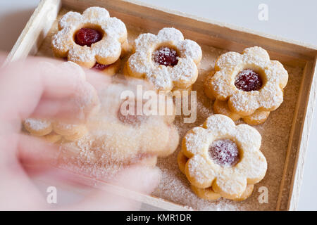 Tradiční české vánoce - vánoční cukroví - linecké pečivo/traditionelle tschechische Weihnachten - Kuchen backen - Linzer Torten Kekse (Linz) mit Marmelade gefüllt Stockfoto