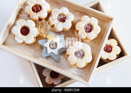 Tradiční české vánoce - vánoční cukroví - linecké pečivo/traditionelle tschechische Weihnachten - Kuchen backen - Linzer Torten Kekse (Linz) mit Marmelade gefüllt Stockfoto