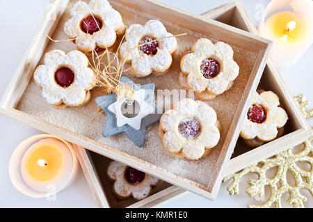 Tradiční české vánoce - vánoční cukroví - linecké pečivo/traditionelle tschechische Weihnachten - Kuchen backen - Linzer Torten Kekse (Linz) mit Marmelade gefüllt Stockfoto