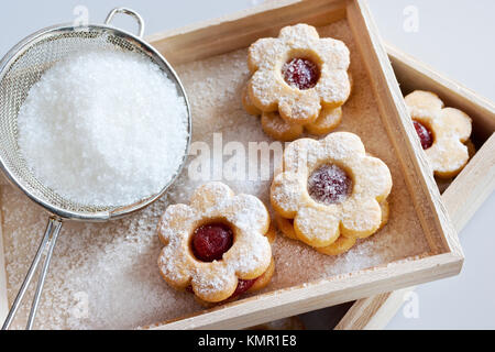 Tradiční české vánoce - vánoční cukroví - linecké pečivo/traditionelle tschechische Weihnachten - Kuchen backen - Linzer Torten Kekse (Linz) mit Marmelade gefüllt Stockfoto