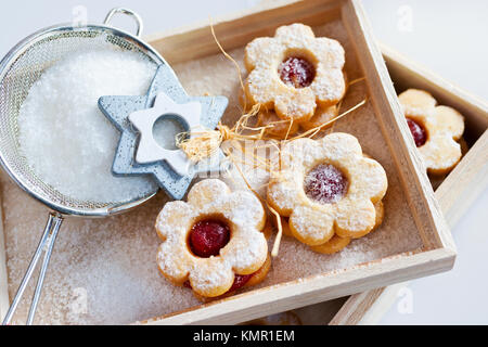 Tradiční české vánoce - vánoční cukroví - linecké pečivo/traditionelle tschechische Weihnachten - Kuchen backen - Linzer Torten Kekse (Linz) mit Marmelade gefüllt Stockfoto