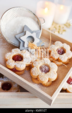 Tradiční české vánoce - vánoční cukroví - linecké pečivo/traditionelle tschechische Weihnachten - Kuchen backen - Linzer Torten Kekse (Linz) mit Marmelade gefüllt Stockfoto