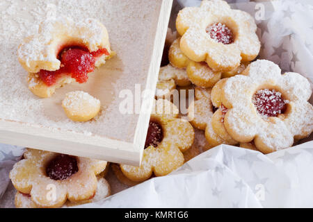 Tradiční české vánoce - vánoční cukroví - linecké pečivo/traditionelle tschechische Weihnachten - Kuchen backen - Linzer Torten Kekse (Linz) mit Marmelade gefüllt Stockfoto