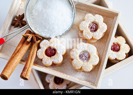 Tradiční české vánoce - vánoční cukroví - linecké pečivo/traditionelle tschechische Weihnachten - Kuchen backen - Linzer Torten Kekse (Linz) mit Marmelade gefüllt Stockfoto