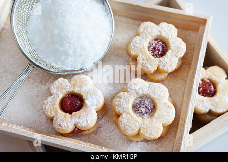 Tradiční české vánoce - vánoční cukroví - linecké pečivo/traditionelle tschechische Weihnachten - Kuchen backen - Linzer Torten Kekse (Linz) mit Marmelade gefüllt Stockfoto