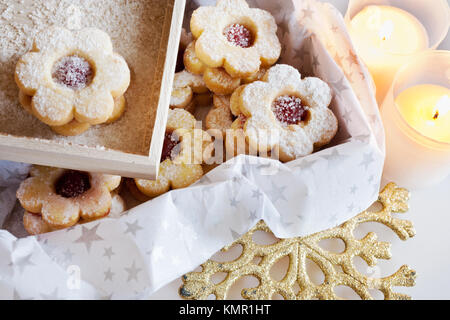 Tradiční české vánoce - vánoční cukroví - linecké pečivo/traditionelle tschechische Weihnachten - Kuchen backen - Linzer Torten Kekse (Linz) mit Marmelade gefüllt Stockfoto