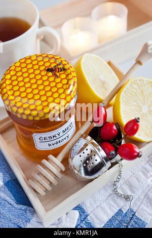 Český med, Čaj s citronem eine šípkem/Tschechische Honig, Hagebutten Tee mit Zitrone Stockfoto