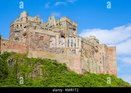 bamburgh Castle england bamburgh england Blick auf die Burgmauern von bamburgh bamburgh Village Northumberland england gb europa Stockfoto