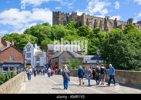 Durham UK Durham england Fußgänger auf der silbernen Straße über die Framwellgate Bridge über den Fluss tragen Durham City County durham northumberland england UK GB Stockfoto