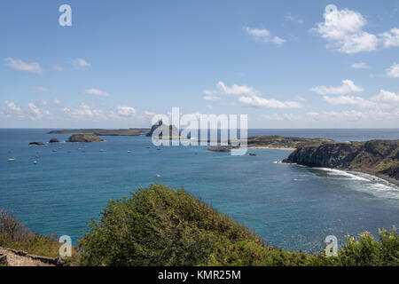 Luftaufnahme von Porto de Santo Antonio (Santo Antonio Port) und Inselchen - Fernando de Noronha, Pernambuco, Brasilien Stockfoto