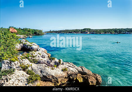 Wunderschöne Bucht mit Sicht auf Wasser und felsigen Küste von Xel Ha, Cancun, Mexiko Stockfoto