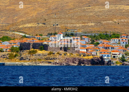 Panoramablick von Sigri Village, einem Fischerdorf am westlichen Teil der Insel Lesvos, Ägäis, Griechenland, bekannt für den versteinerten Wald Ergebnisse Stockfoto
