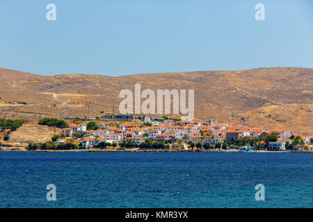 Panoramablick von Sigri Village, einem Fischerdorf am westlichen Teil der Insel Lesvos, Ägäis, Griechenland, bekannt für den versteinerten Wald Ergebnisse Stockfoto
