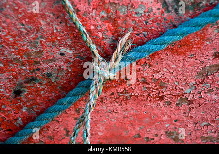 Schließen Sie herauf Bild eines rostigen Boot und verknotete Seil in einer alten Werft Stockfoto