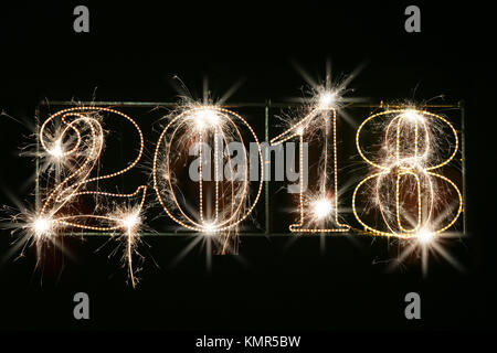 Isolierte 2018 Zeichen mit Schein Feuerwerk auf schwarzem Hintergrund geschrieben, neues Jahr 2018 Konzept zufrieden. Stockfoto
