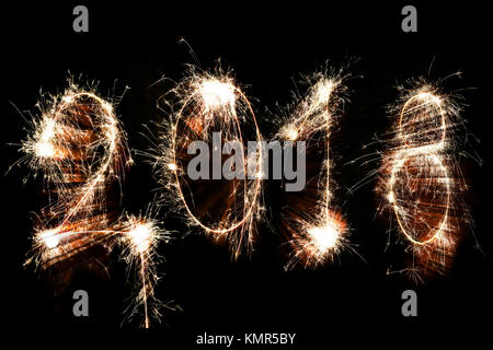 Isolierte 2018 Zeichen mit Schein Feuerwerk auf schwarzem Hintergrund geschrieben, neues Jahr 2018 Konzept zufrieden. Stockfoto