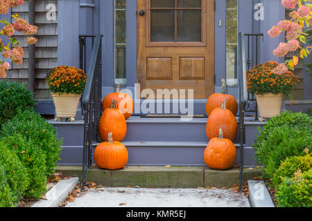 Vor der alten Sag Harbor home Tür mit orange Kürbisse auf den Stufen Stockfoto