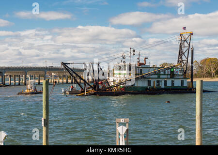 Menschen, die Boote aus der Sag Harbor Long Wharf in Sag Harbor, NY, USA Stockfoto